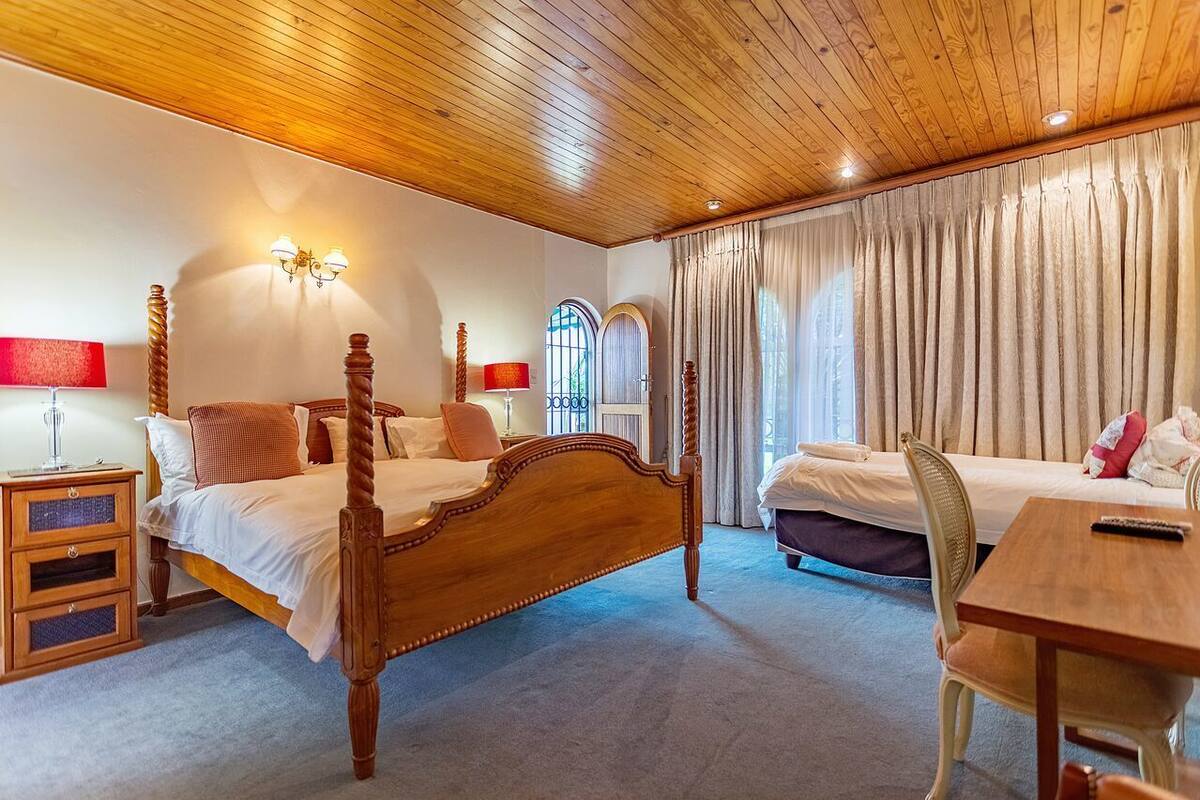 Kamar Deluks | 7 kamar tidur, seprai premium, brankas, dan meja kerja