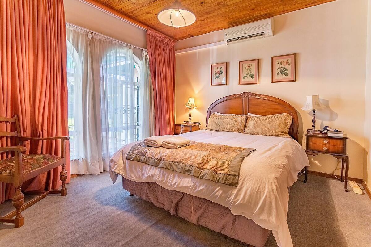 Kamar Mewah | 7 kamar tidur, seprai premium, brankas, dan meja kerja
