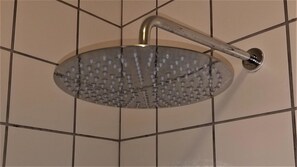 Shower, free toiletries