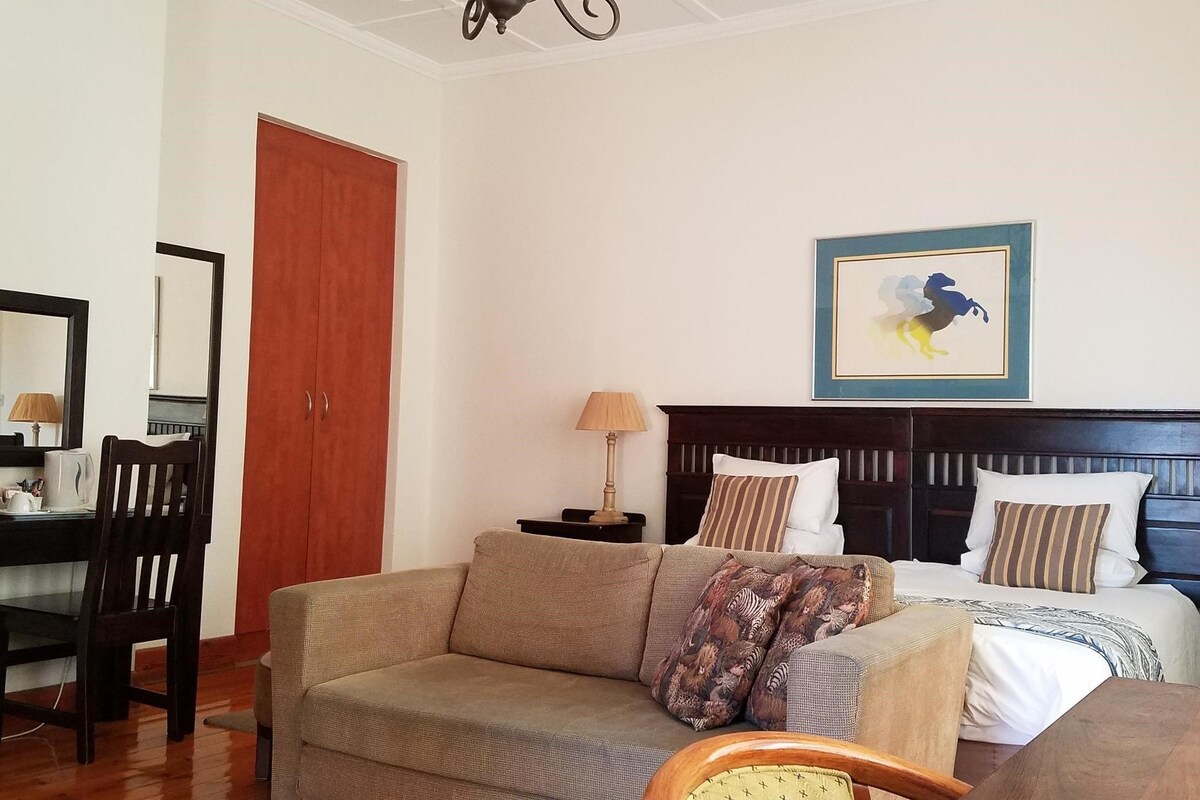 Minibar, caja de seguridad en la habitación y decoración personalizada 