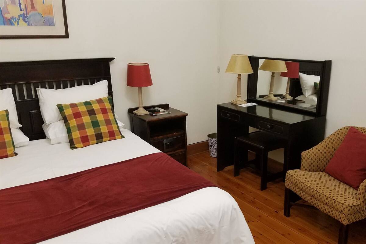4 Superior Queen | Minibar, in-room safe, individually decorated, individually furnished
