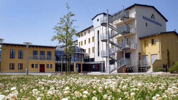 Een gebouw met een bord waarop 