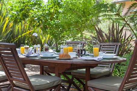 Outdoor dining. Medindi Manor