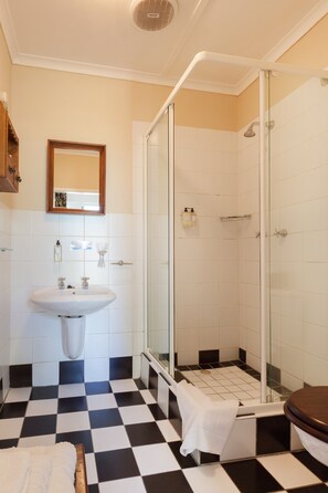 Habitación básica | Baño | Tina con regadera, amenidades de baño gratuitas, secadora de cabello