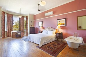 Premium bedding, in-room safe, individually furnished, desk - Medindi Manor (Cape Town)