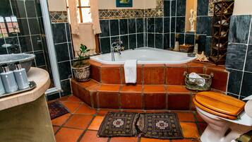 Een badkamer met een bad, toilet en wastafel.