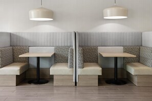 Lobby - Home2 Suites by Hilton Greenville Downtown (Greenville)