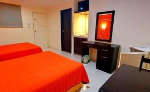 Chambre, 2 lits doubles | Minibar, bureau, Wi-Fi gratuit, draps fournis