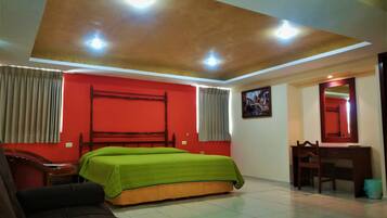 Suíte júnior | Frigobar, escrivaninha, Wi-Fi de cortesia, roupa de cama