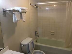 Combined shower/bathtub, towels - Economy Suites (Wildwood)