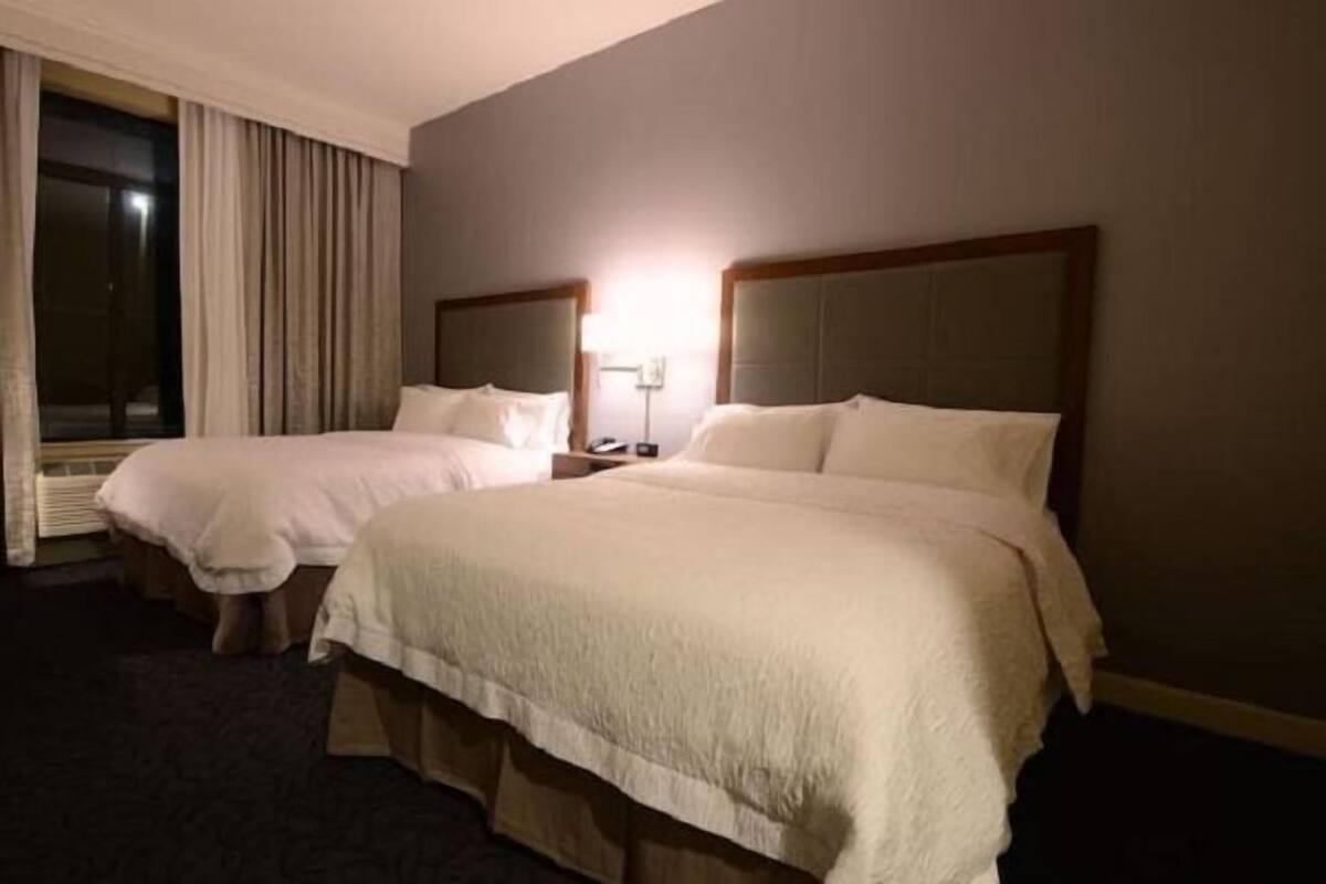 Caja de seguridad en la habitación y escritorio