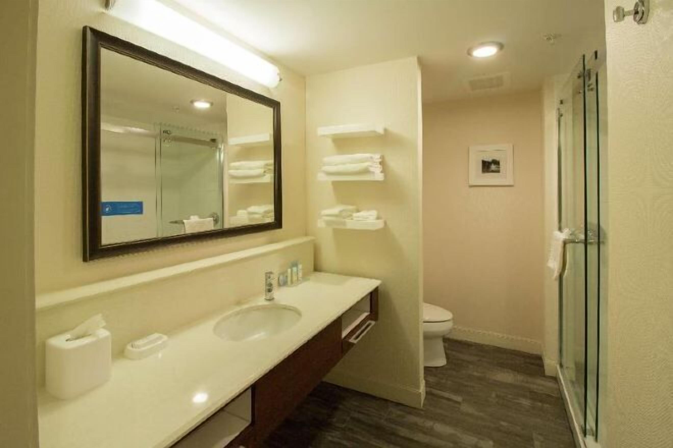 Bañera con ducha, artículos de tocador gratuitos, toallas