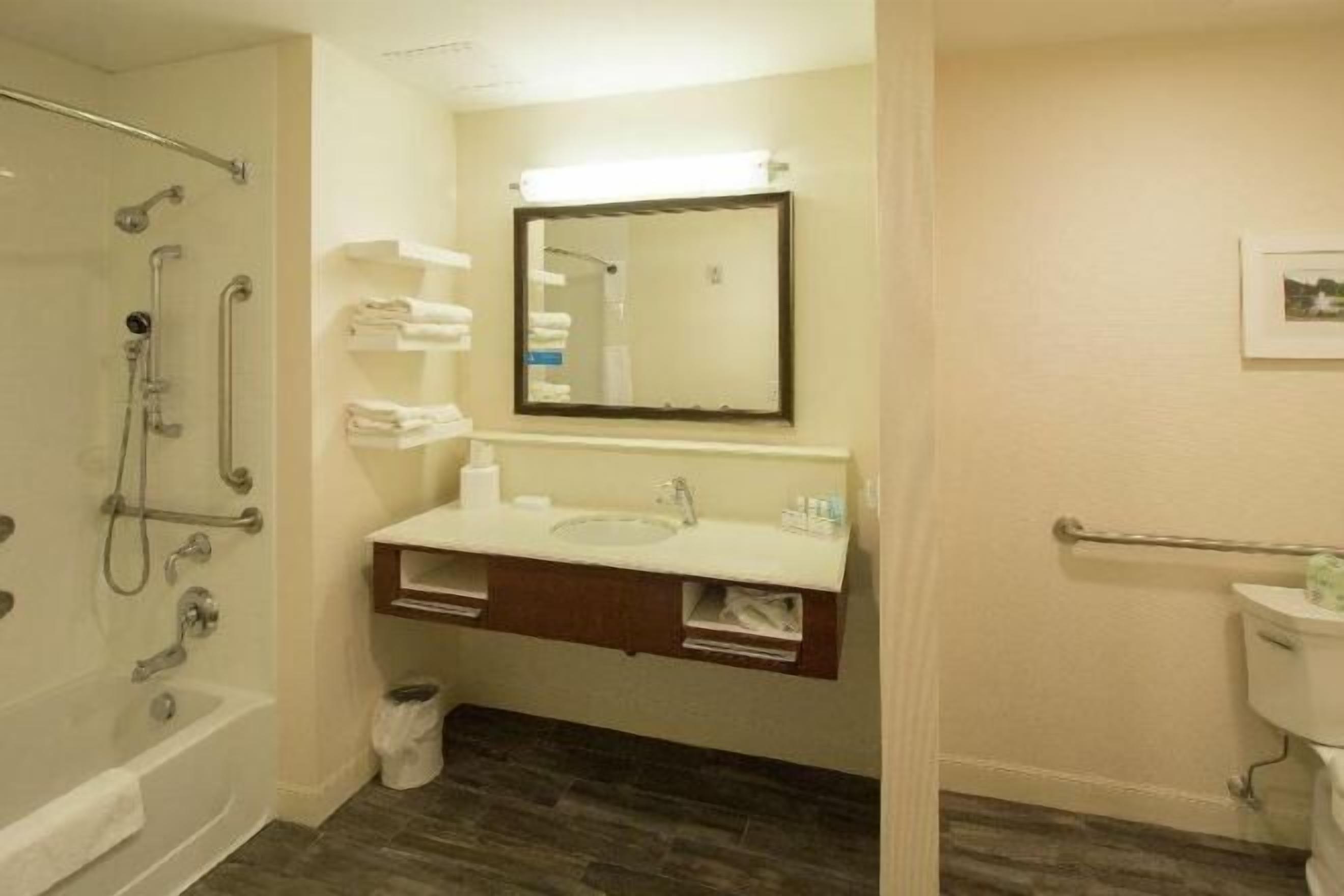 Bañera con ducha, art ículos de tocador gratuitos, toallas