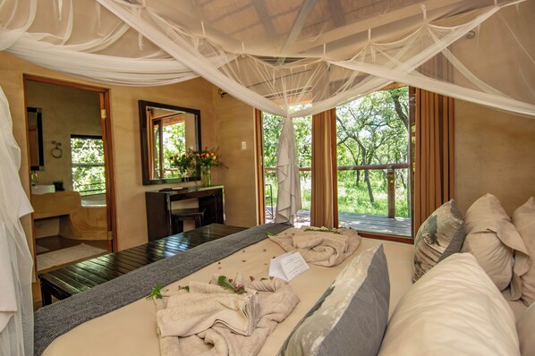 Honeymoon Suite | In-room safe, bed sheets - Thornhill Safari Lodge (Hoedspruit)