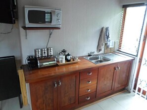 Luxury Apartment | Private kitchen | Full-size fridge, microwave, oven, stovetop - Waterkloof Apartments (Pretoria)