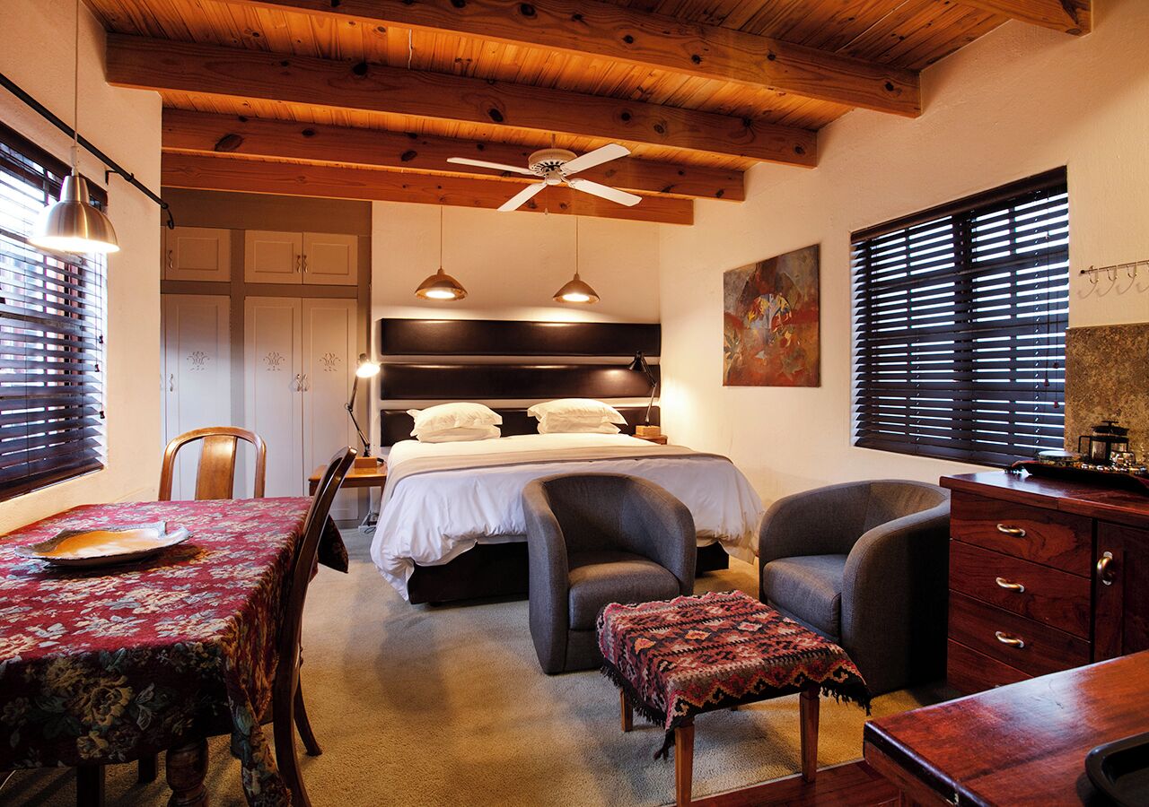 1 quarto, cofres nos quartos, escrivaninha