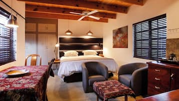 1 quarto, cofres nos quartos, escrivaninha