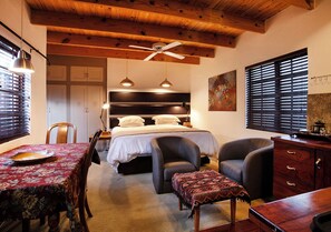 1 多间卧室、客房内保险箱、办公桌、熨斗/熨衣板