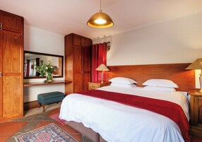 Chambre Luxe | 1 chambre, coffres-forts dans les chambres, fer et planche à repasser