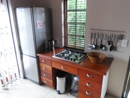 Apartamento de lujo | Cocina privada | Frigorífico grande, microondas, horno y placa de cocina