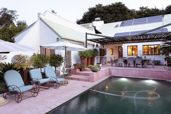 Kolam renang outdoor, dengan kursi berjemur