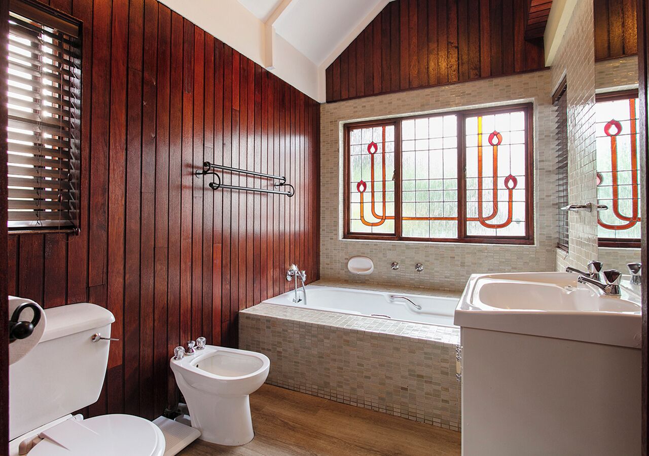 Ein Badezimmer mit Badewanne, Toilette, Bidet und Waschbecken.