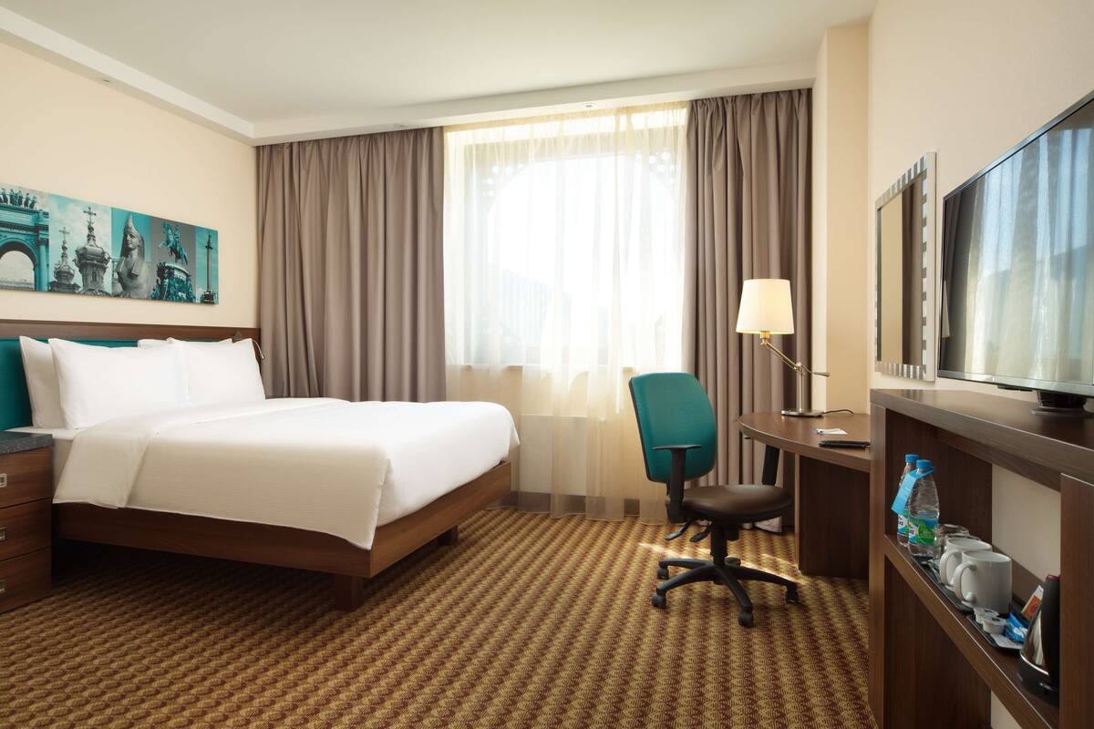 Room, 1 Queen Bed, Accessible, Non Smoking | Hypo-allergenic bedding, pillowtop beds, in-room safe, blackout drapes