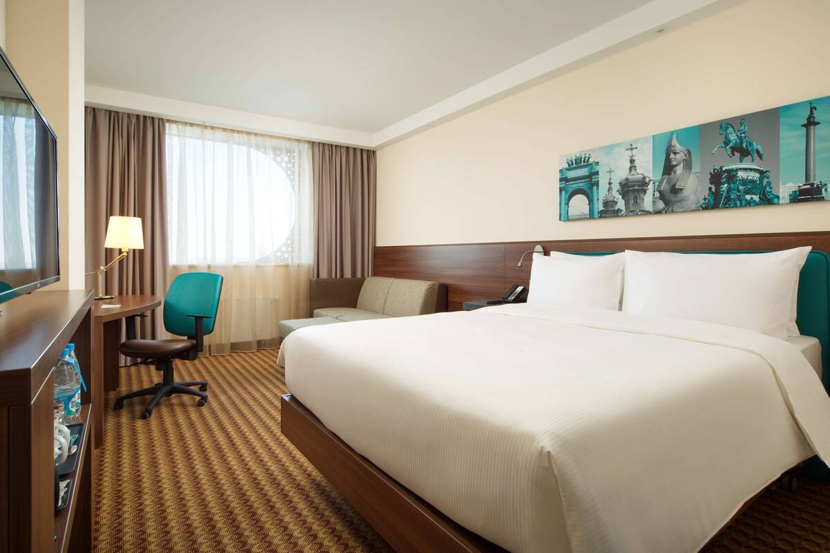 Room, 1 Queen Bed with Sofa bed, Non Smoking | Hypo-allergenic bedding, pillowtop beds, in-room safe, blackout drapes