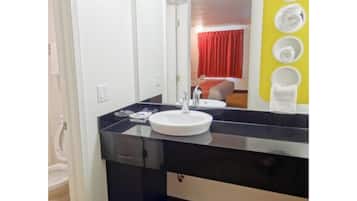 Combined shower/tub, towels