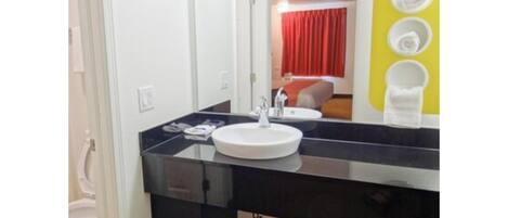 Tina con regadera y toallas