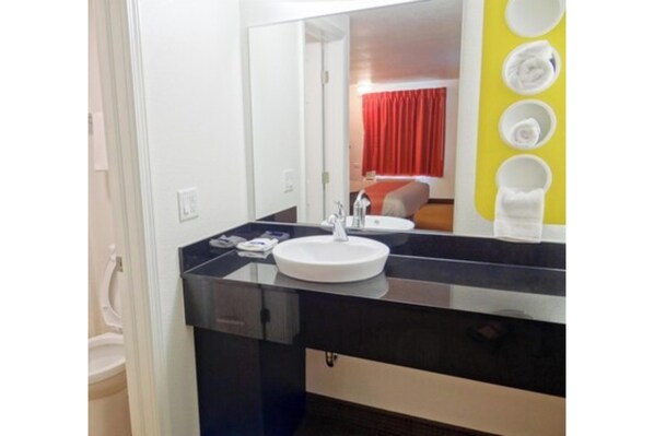 Combined shower/tub, towels