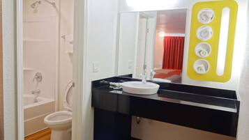 Combined shower/tub, towels