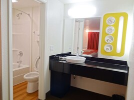 Bañera con ducha, toallas