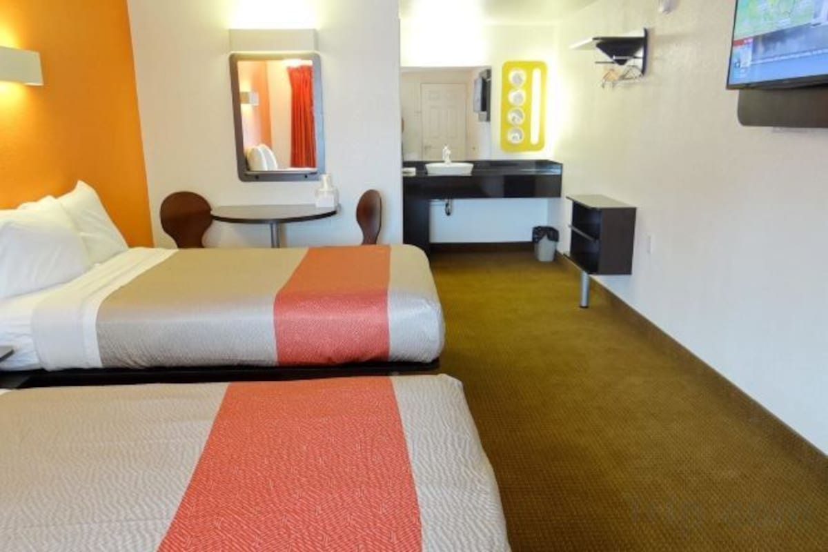Laptop workspace, free WiFi, bed sheets