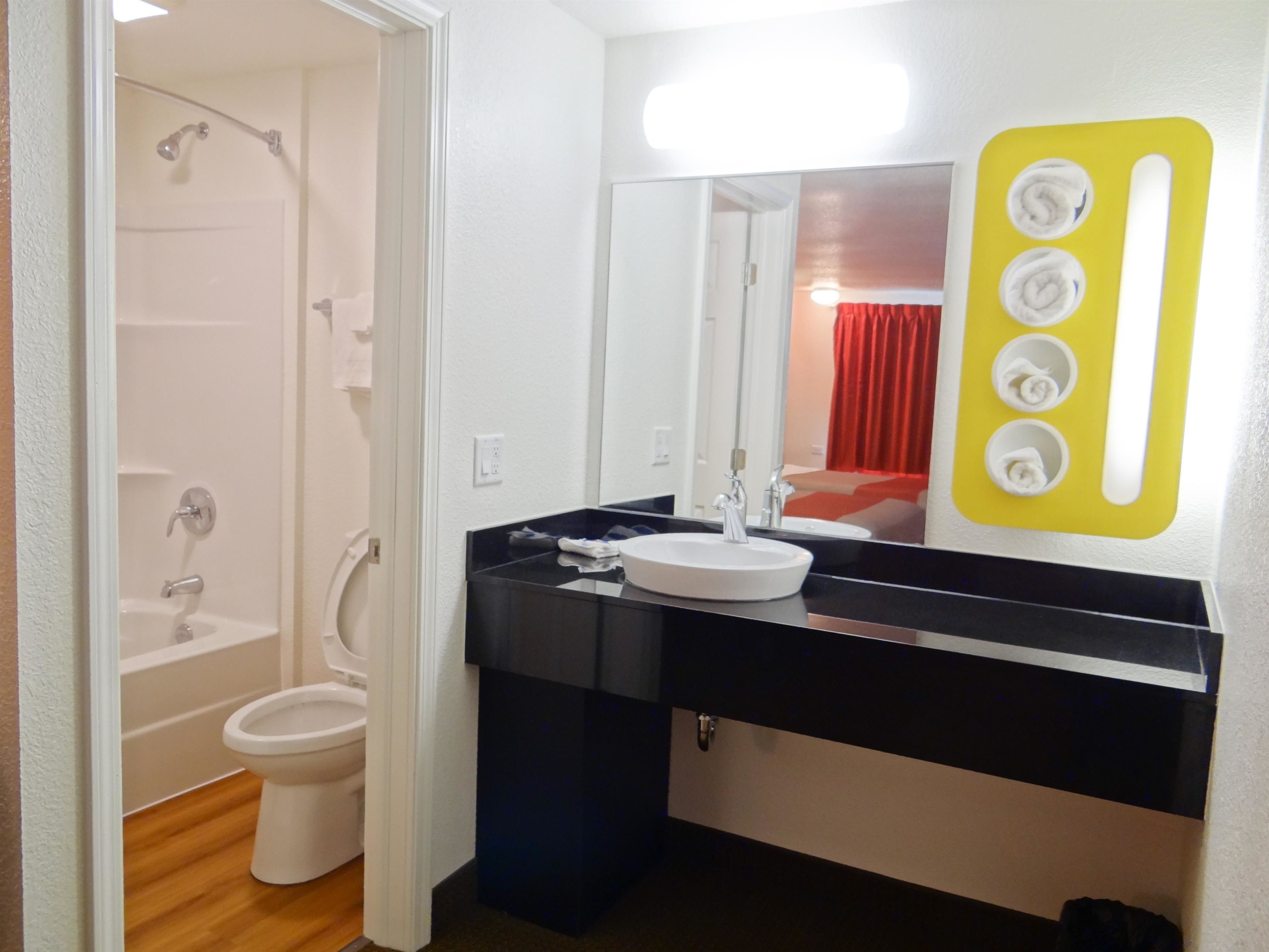 وحدات دش مع أحواض استحمام، مناشف