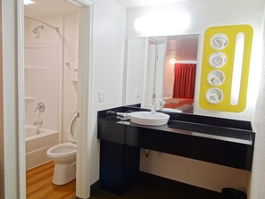 Combined shower/bathtub, towels