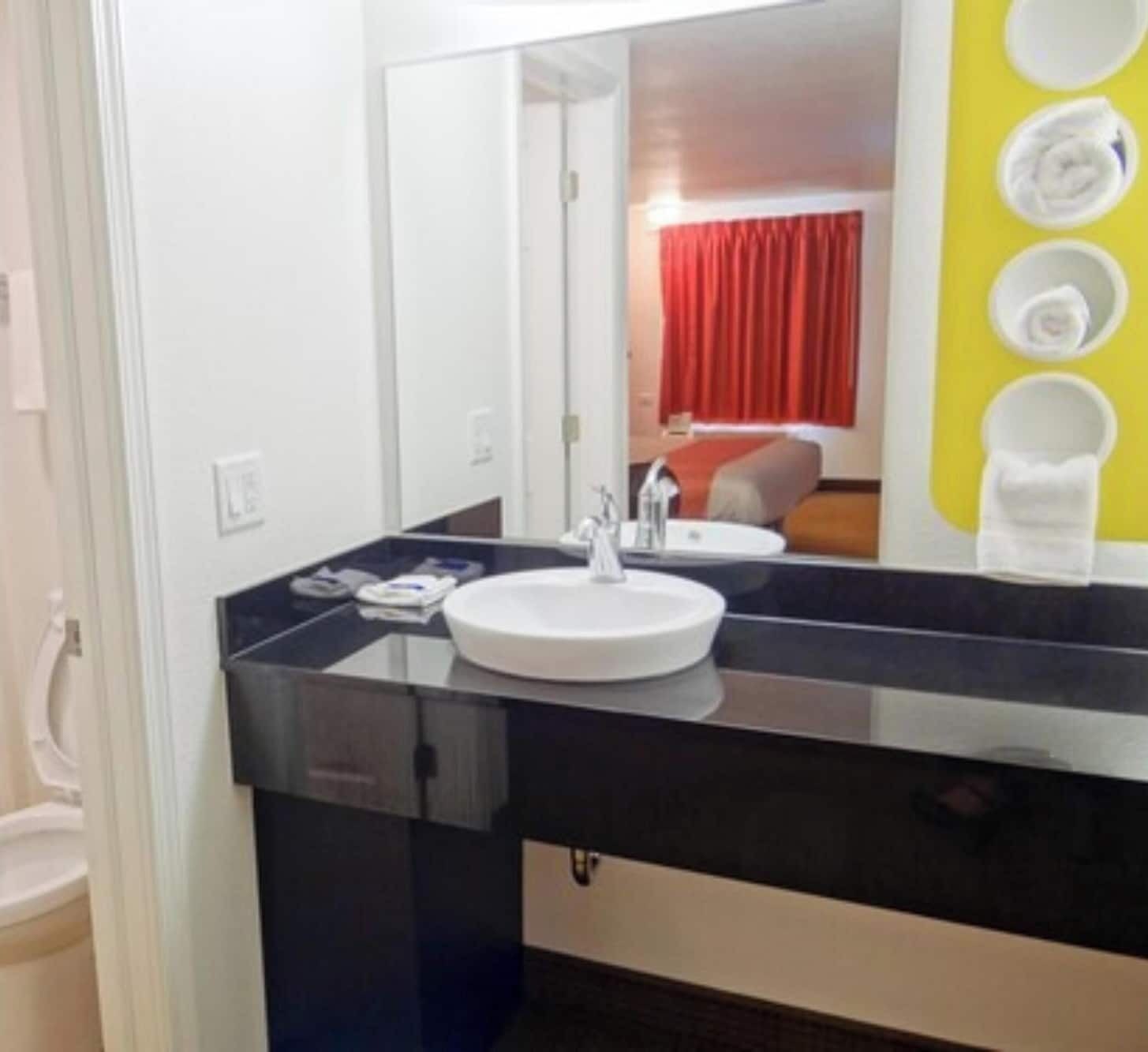 Combined shower/tub, towels