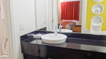 Combined shower/tub, towels