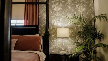 Rose | Premium bedding, Tempur-Pedic beds, iron/ironing board, free WiFi