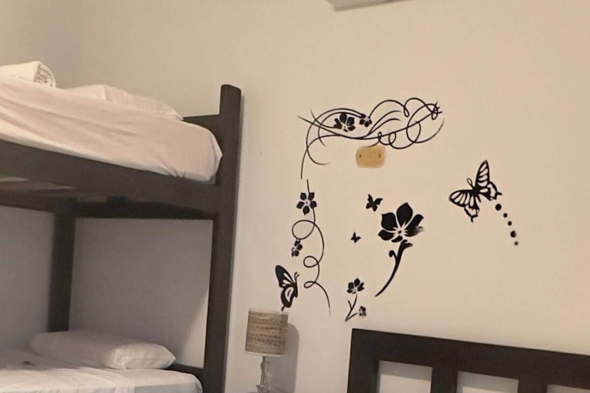 Habitación cuádruple estándar | Espacio para trabajar con laptop, cortinas blackout y wifi gratis 