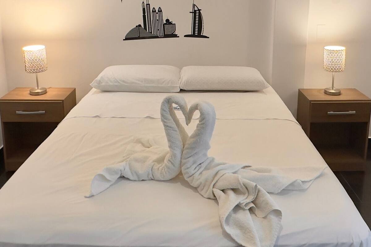 Habitación doble estándar | Espacio para trabajar con laptop, cortinas blackout y wifi gratis 