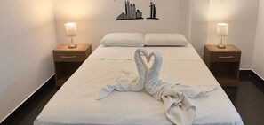 Standard Double Room | Individually decorated, laptop workspace, blackout drapes, free WiFi - Casa Villamor (Máncora)
