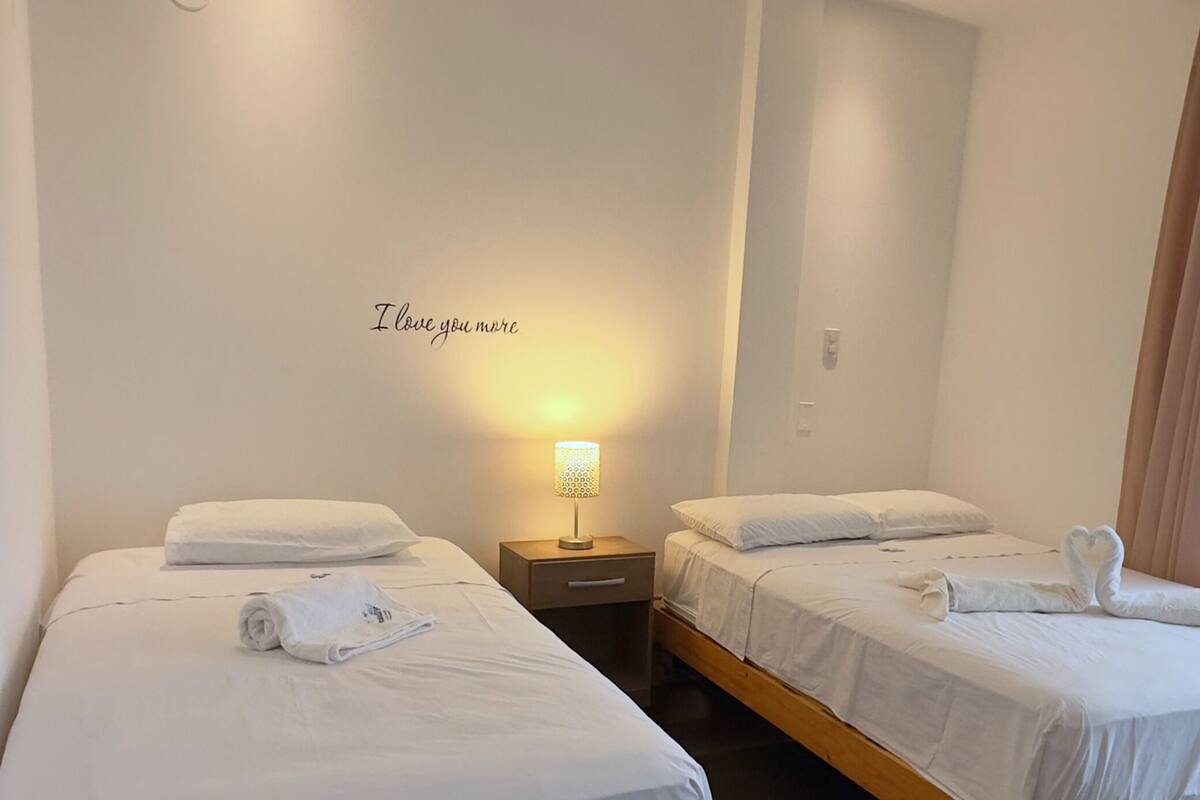Habitación triple estándar | Espacio para trabajar con laptop, cortinas blackout y wifi gratis 