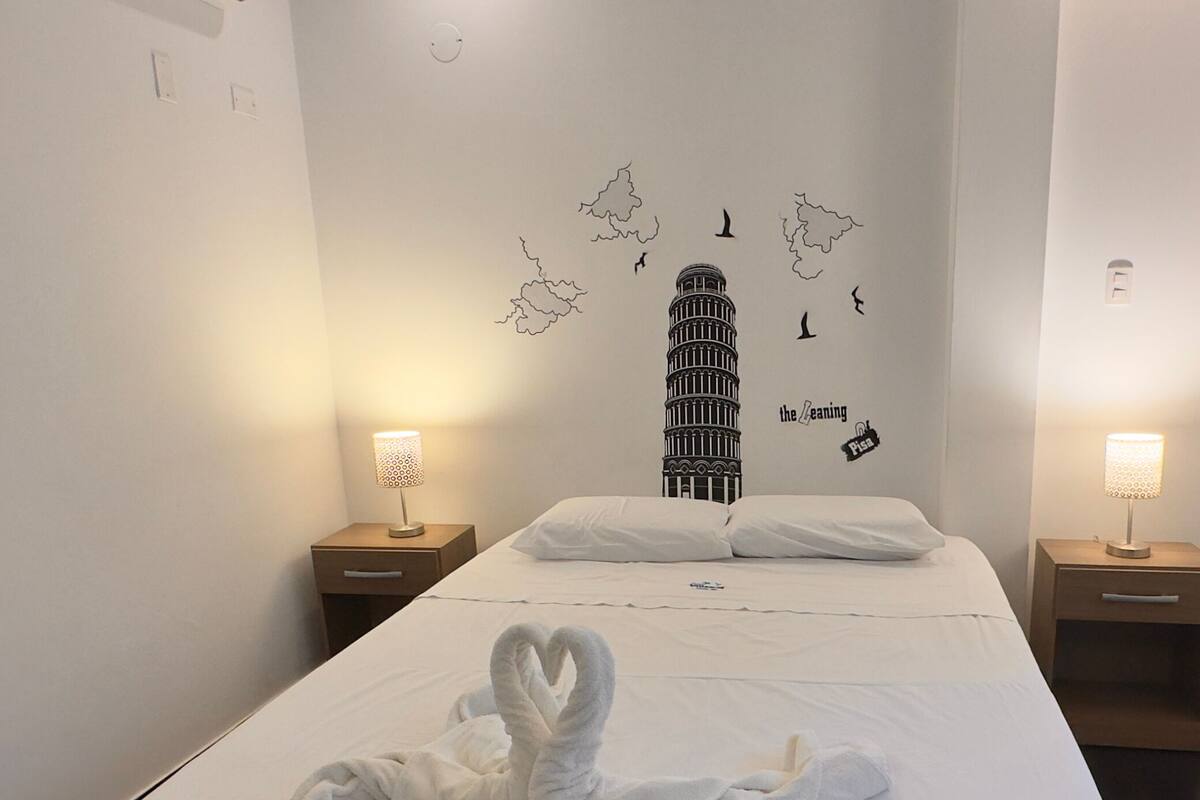 Habitación doble Deluxe | Espacio para trabajar con laptop, cortinas blackout y wifi gratis 