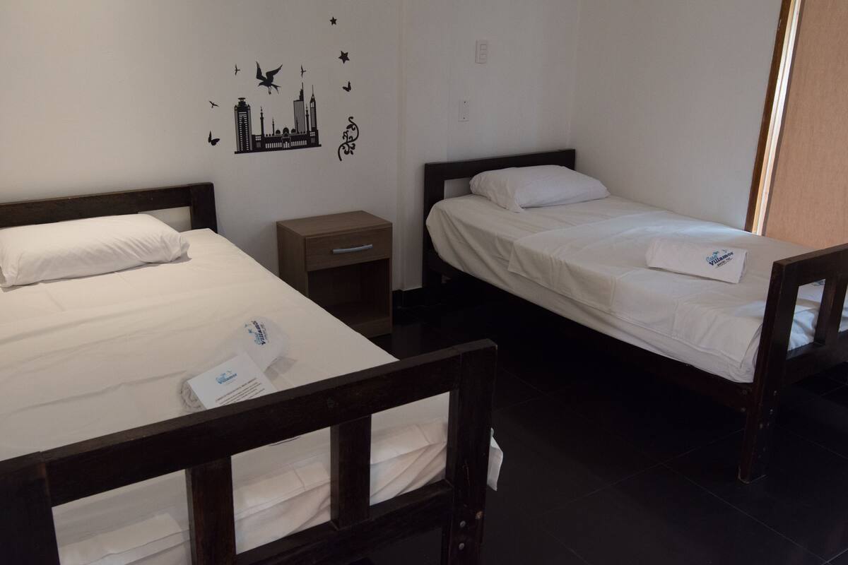 Habitación estándar con 2 camas individuales, 2 camas individuales | Espacio para trabajar con laptop, cortinas blackout y wifi gratis 