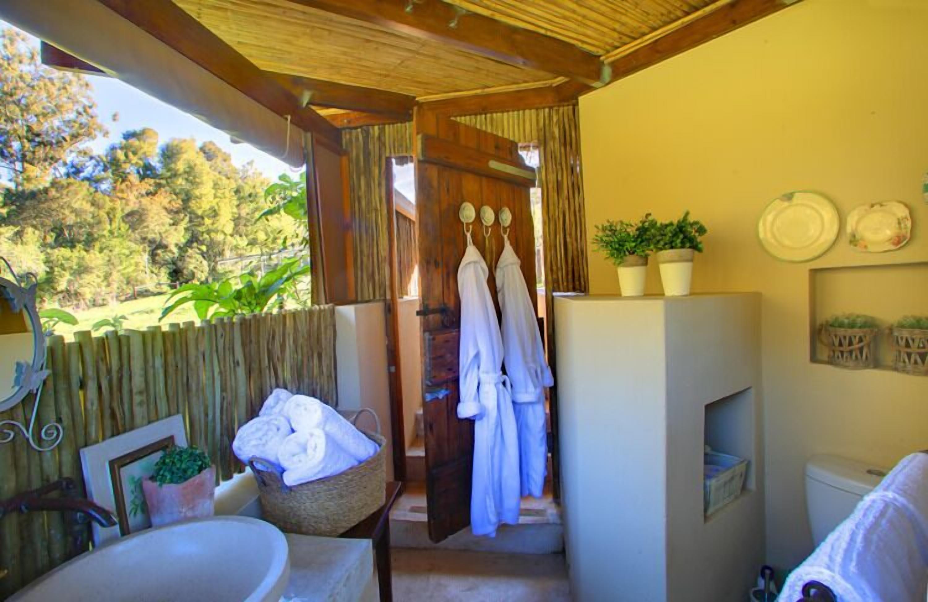 Kweens Kaya  | Bathroom | Shower, towels