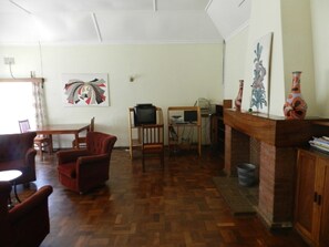 Lobby sitting area - Hibiscus Guest House (Nairobi)