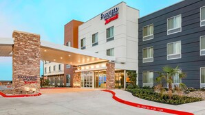 A Fairfield Inn & Suites Marriott hotel with a modern exterior, a covered entrance, and a landscaped area with a fire lane. - Fairfield Inn & Suites by Marriott Snyder (Snyder)