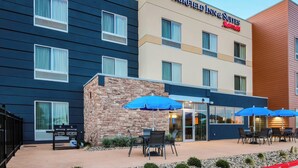 A Fairfield Inn & Suites Marriott hotel with outdoor seating and a barbecue grill. - Fairfield Inn & Suites by Marriott Snyder (Snyder)