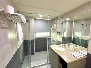 Shower, free toiletries, hair dryer, slippers - Beauty Trip Hotel (Taichung)